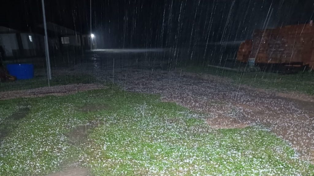 Cidades escurecem durante a manhã no Sul com fumaça e têm granizo