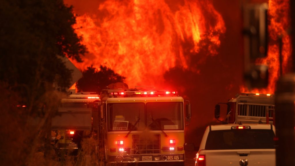 Incêndios cobrem de fumaça segunda maior cidades dos Estados Unidos