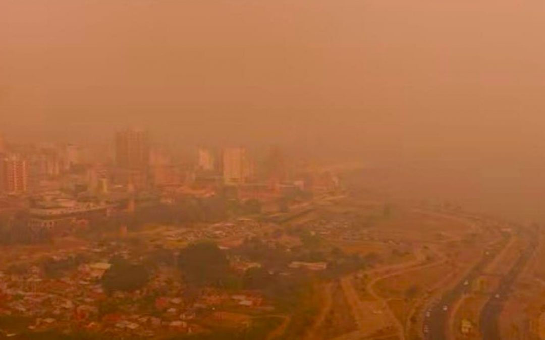 Brasileiro é acusado de incêndio gigante que cobre o Paraguai de fumaça Enorme incêndio no Chaco é descrito como incontrolável pelos bombeiros e como um filme de terror por moradores