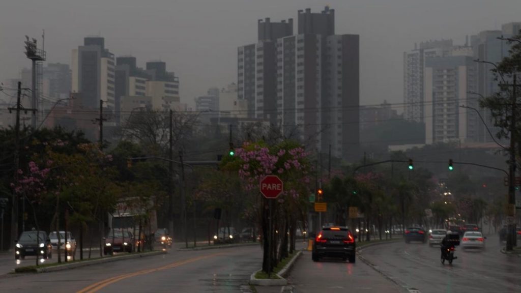 Dia vira noite em Porto Alegre com fumaça e nuvens carregadas
