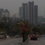 Dia vira noite em Porto Alegre com fumaça e nuvens carregadas