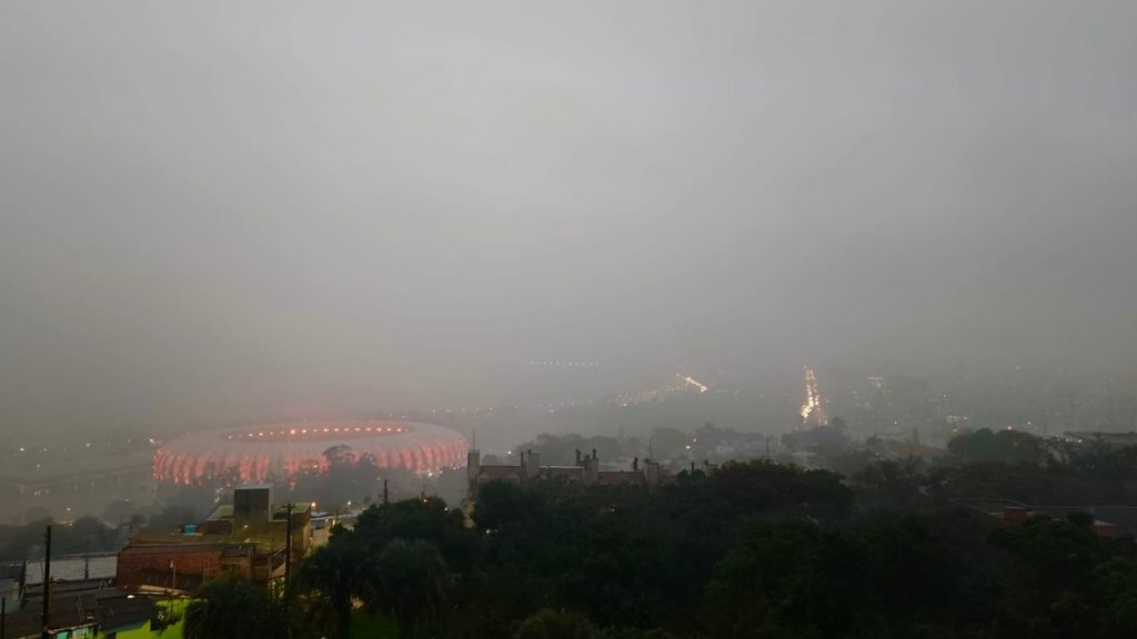 Um dia estranho: escuridão, chuva forte, raios, granizo e fumaça