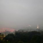 Um dia estranho: escuridão, chuva forte, raios, granizo e fumaça