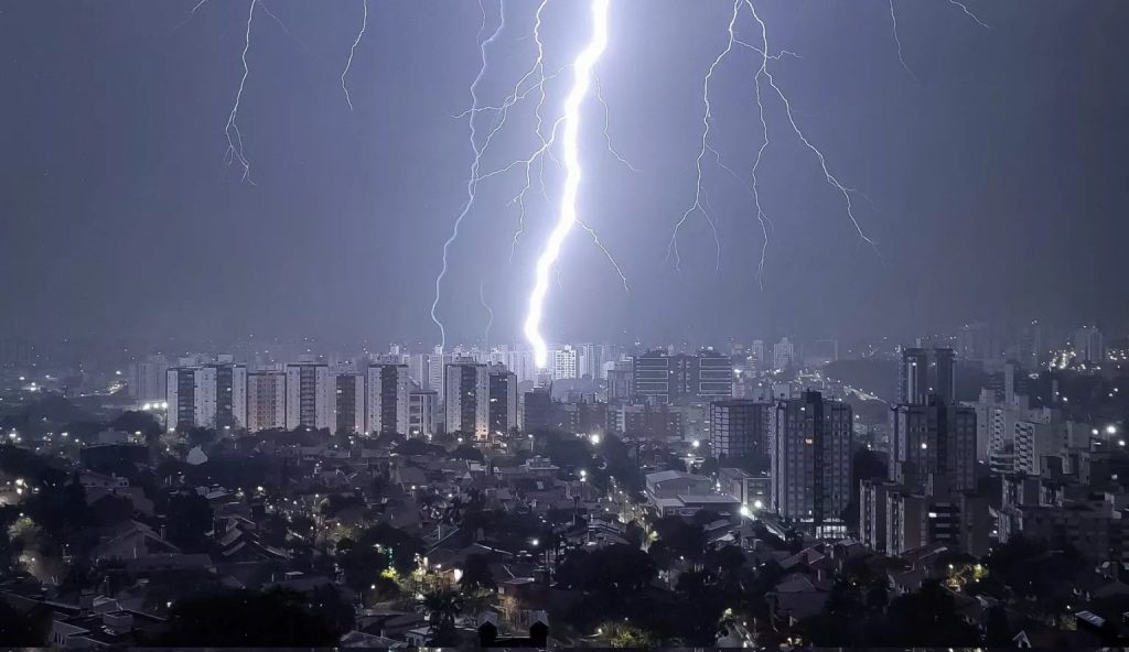 Raios despertam Porto Alegre em outro dia de temporais para os gaúchos