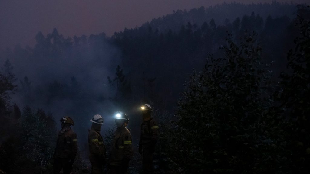 Queda da temperatura ajuda no combate aos incêndios em Portugal