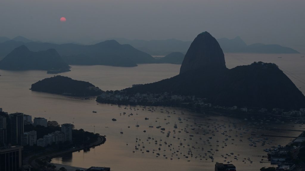 Fotos: fumaça deixa cartões postais do Brasil cinzas no Rio de Janeiro