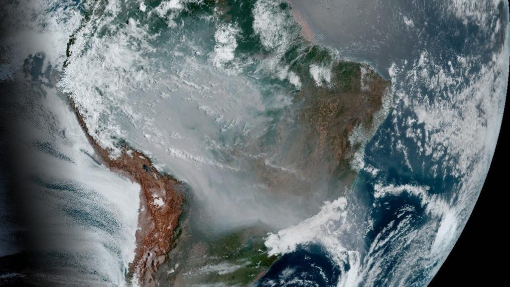 Satélite mostra fumaça cobrindo grande parte do Brasil nesta sexta