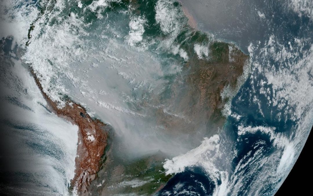 Satélite mostra fumaça cobrindo grande parte do Brasil nesta sexta Grande parte do Brasil está coberta de fumaça na manhã de hoje com a pior situação nas regiões Norte e Centro-Oeste