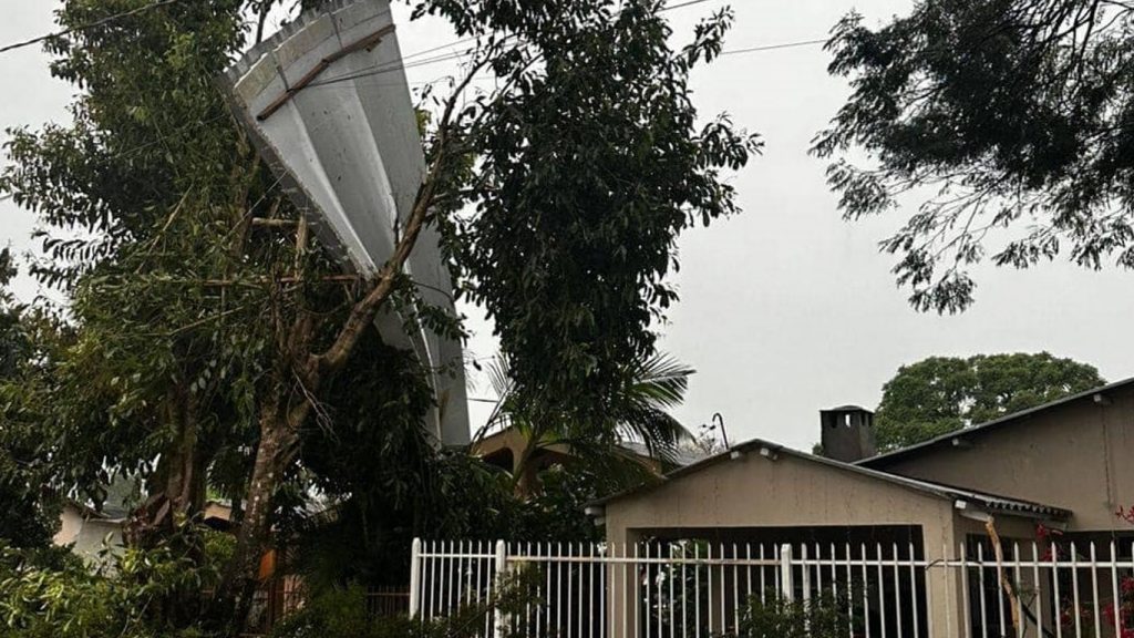 Vento perto de 100 km/h, granizo e chuva forte deixam estragos