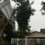 Vento perto de 100 km/h, granizo e chuva forte deixam estragos