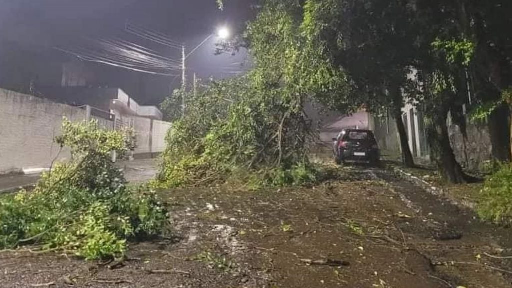 Vendaval acima de 100 km/h provoca estragos no interior gaúcho