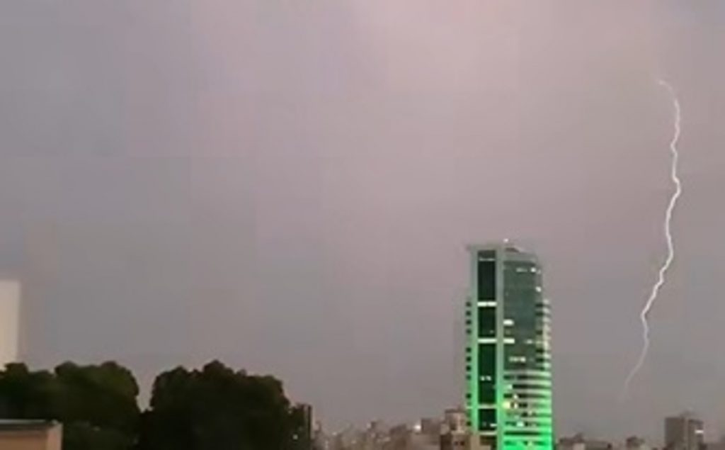 Chuva e raios atingem Triângulo Mineiro antes de dias de calor excessivo