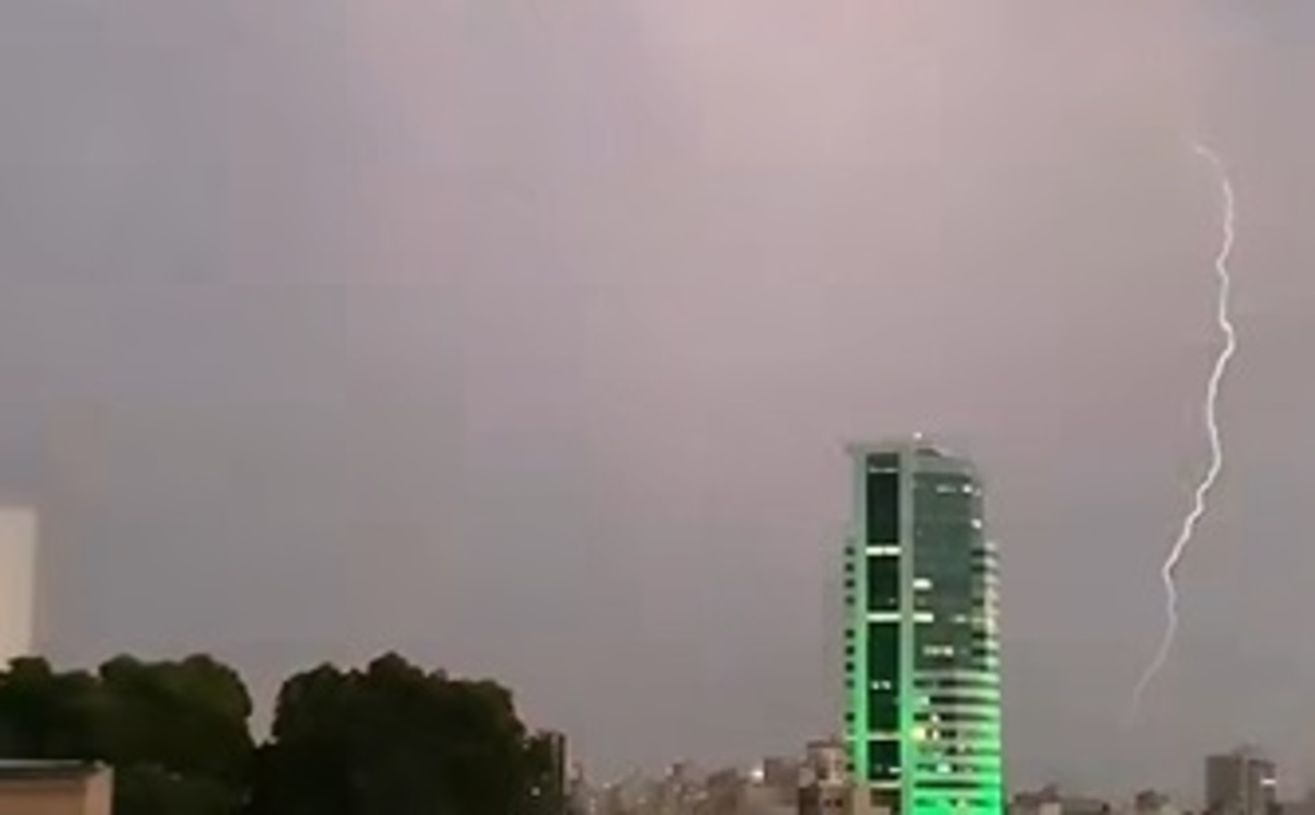 <span class="entry-title-primary">Chuva e raios atingem Triângulo Mineiro antes de dias de calor excessivo</span> <h2 class="entry-subtitle">Chuva e raios atingiram no final da quarta-feira Uberlândia e outras cidades do Triângulo Mineiro antes de um fim de setembro de muito calor </h2>