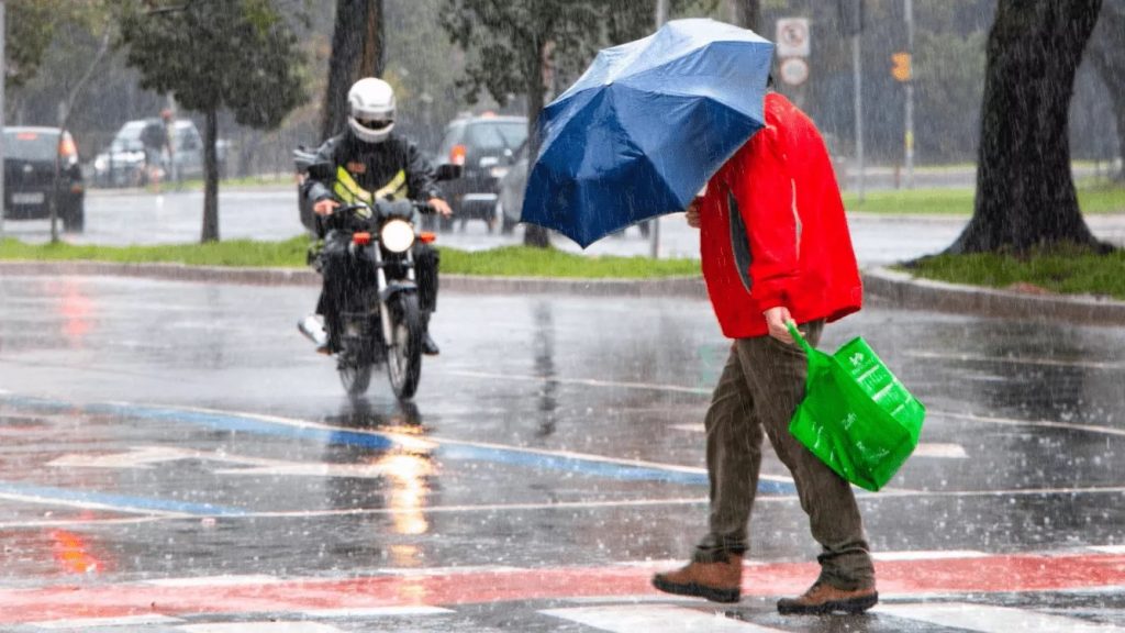 Vídeo: mudança do tempo com chuva e queda de temperatura