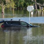 Flórida enfrenta falta de luz e combustível sob inundações após Milton