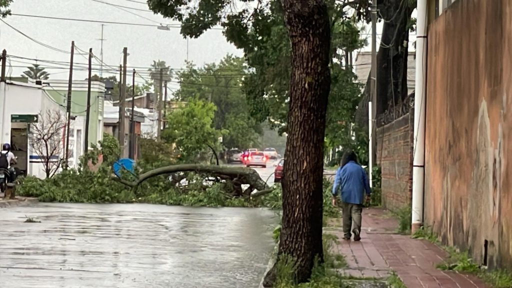Uruguai tem fortes temporais horas antes da formação de ciclone