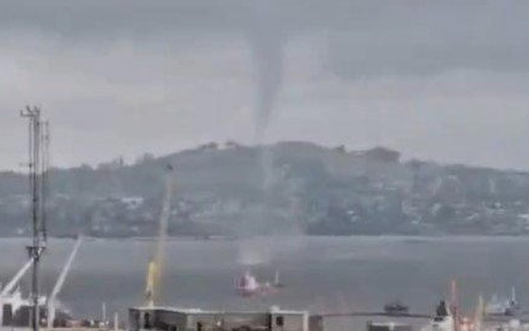 Tornado (tromba d´água) na costa de Montevidéu; veja as imagens Uma tromba d´água, um tornado sobre água, chamou a atenção hoje na Baía de Montevidéu junto à região portuária e ao Cerro