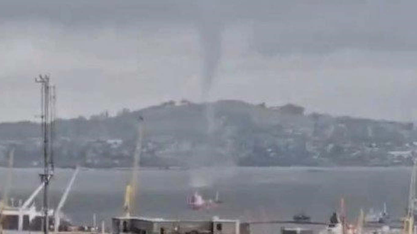<span class="entry-title-primary">Tornado (tromba d´água) na costa de Montevidéu; veja as imagens</span> <h2 class="entry-subtitle">Uma tromba d´água, um tornado sobre água, chamou a atenção hoje na Baía de Montevidéu junto à região portuária e ao Cerro </h2>