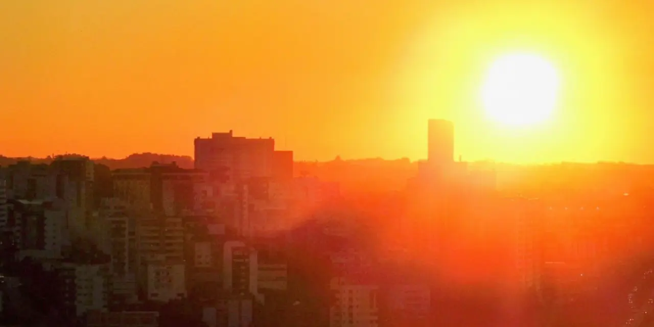 <span class="entry-title-primary">Dias de forte calor antecedem episódio de chuva e tempestades</span> <h2 class="entry-subtitle">Rio Grande do Sul vai ter forte calor até quinta com sol e chuva isolada típica de verão antes de episódio intenso de instabilidade</h2>