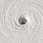 Cinzas de cientista são lançadas no olho do furacão Milton