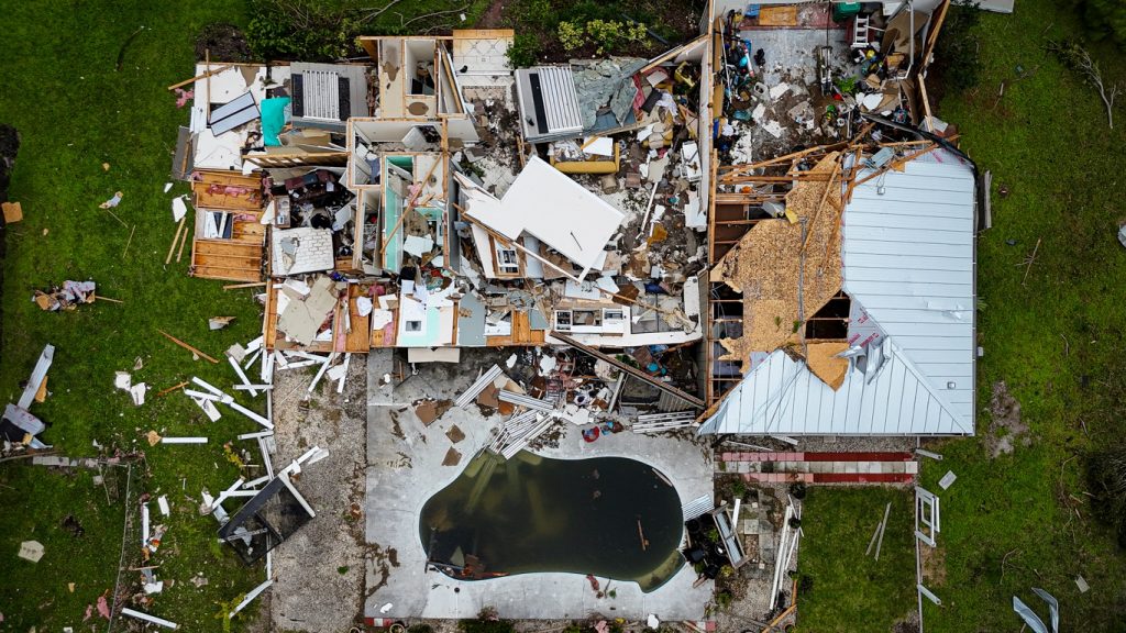 Novas imagens mostram praias devastadas pelo furacão na Flórida