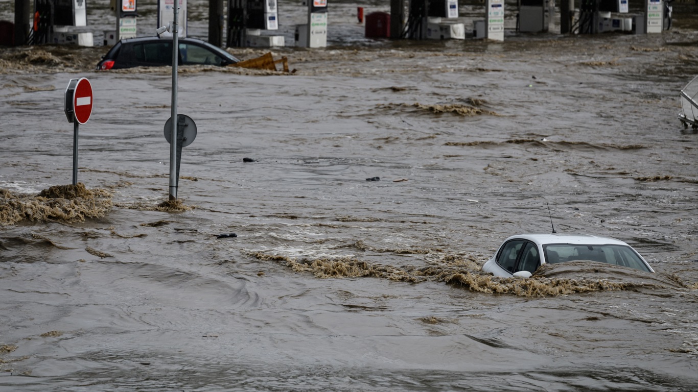 600 mm of rain in 60 hours causes serious flooding in France