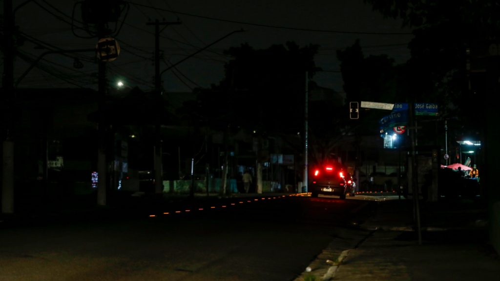 Onda de tempestades deixa milhões sem luz no Sul do Brasil