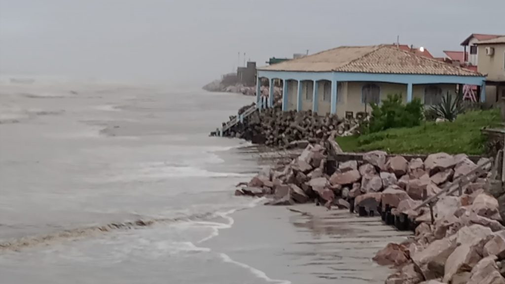 Ressaca do mar atinge o litoral gaúcho com swell do ciclone