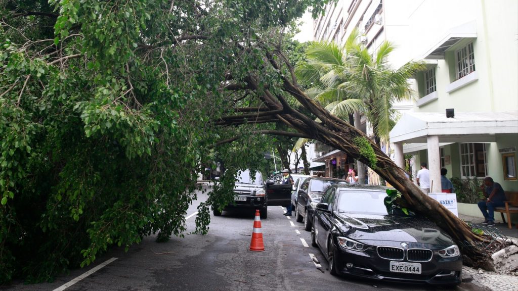 Onda de tempestades do ciclone deixa três mortos no Rio de Janeiro
