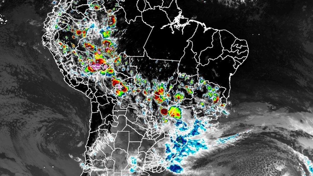O Brasil como não se via há meses pelo satélite