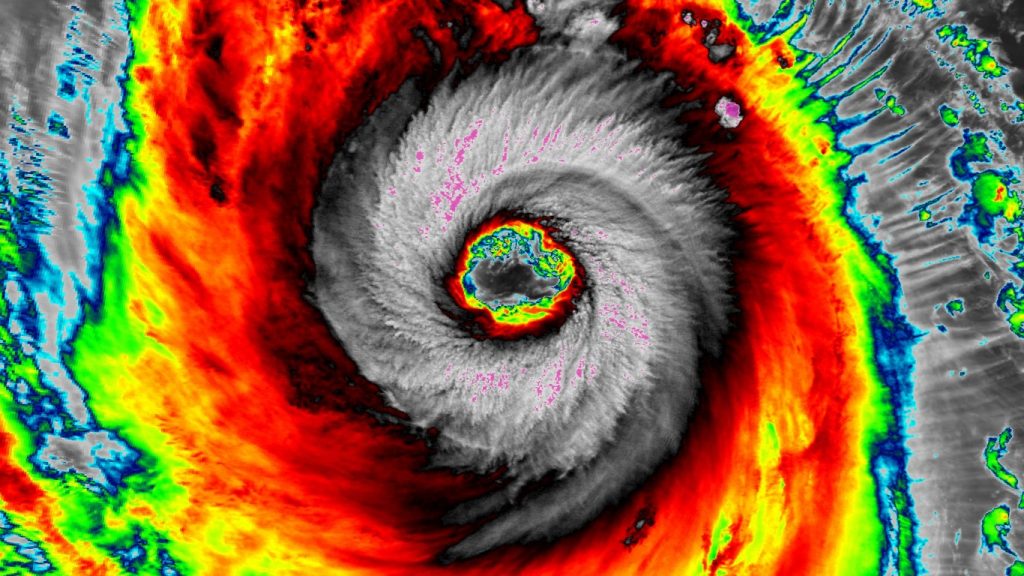Supertufão de quase 300 km/h atinge força rara antes de castigar Taiwan
