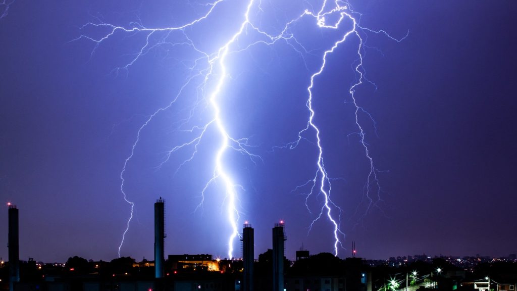 Risco de temporais segue após cinco mortes por tempestades severas