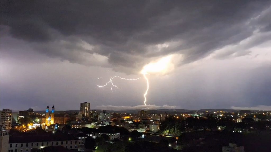 Chuva retorna nas próximas horas com risco de temporais isolados