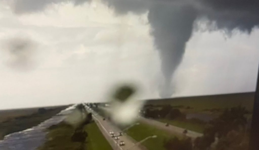 Furacão Milton se aproxima da costa e já forma tornados na Flórida