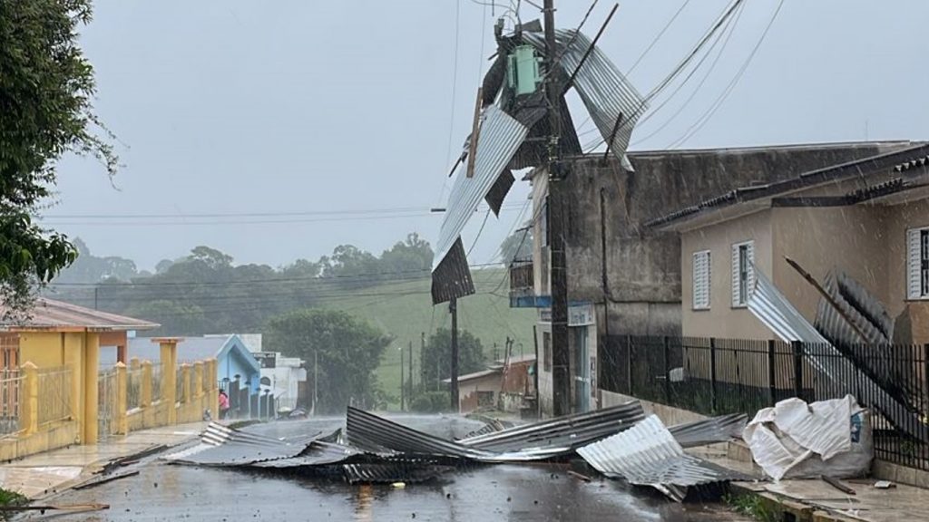 Risco de vento forte vai até sábado mesmo com afastamento do ciclone