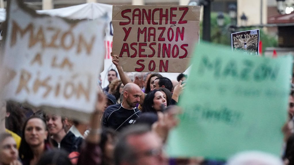 Revolta contra políticos após a enchente mobiliza multidões na Espanha