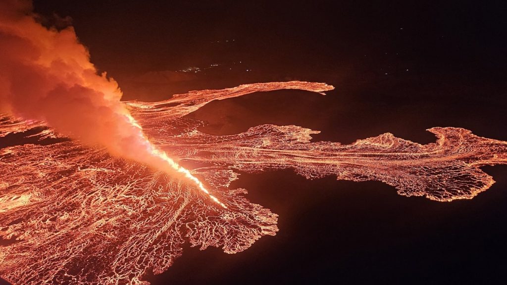 Lava de vulcão atinge uma das principais atrações turísticas da Islândia