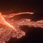 Lava de vulcão atinge uma das principais atrações turísticas da Islândia