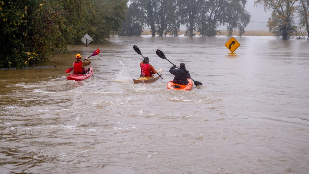 Enchentes atingem a Califórnia após chuva de 500 mm em três dias