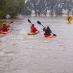 Enchentes atingem a Califórnia após chuva de 500 mm em três dias