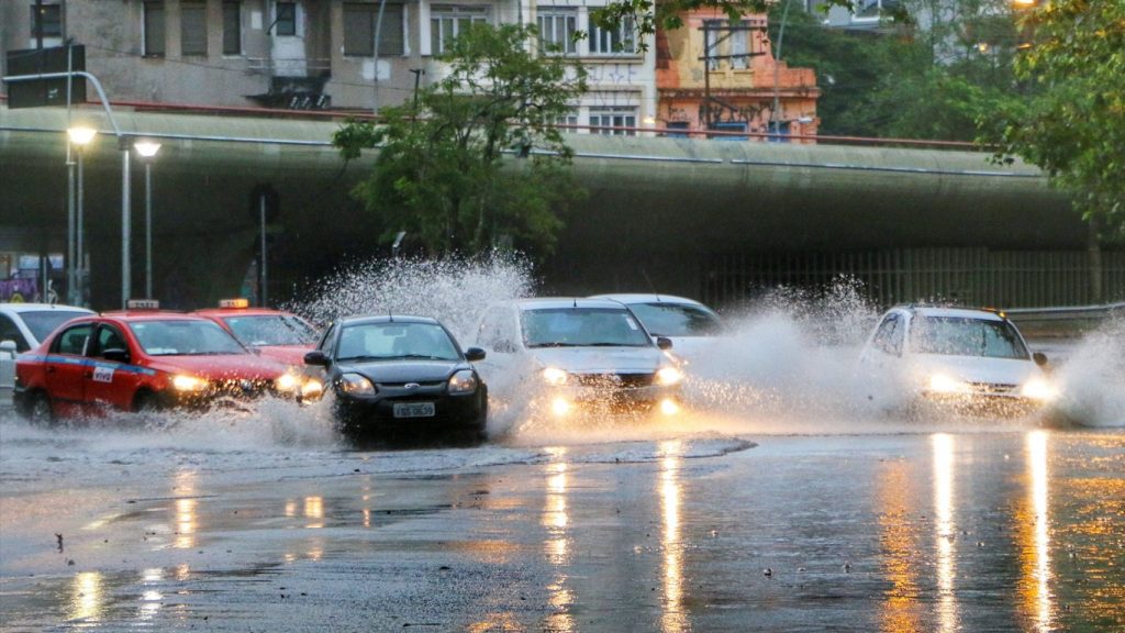 Chuva forte a intensa oferece riscos em estados do Sul do Brasil