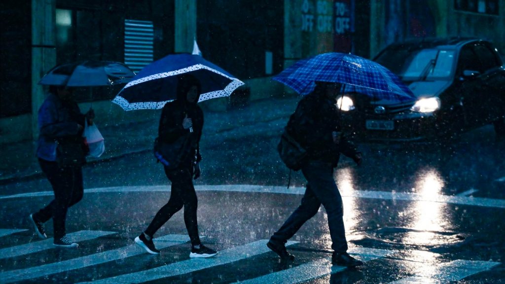 Vento com rajadas fortes vai acompanhar a chuva no feriado