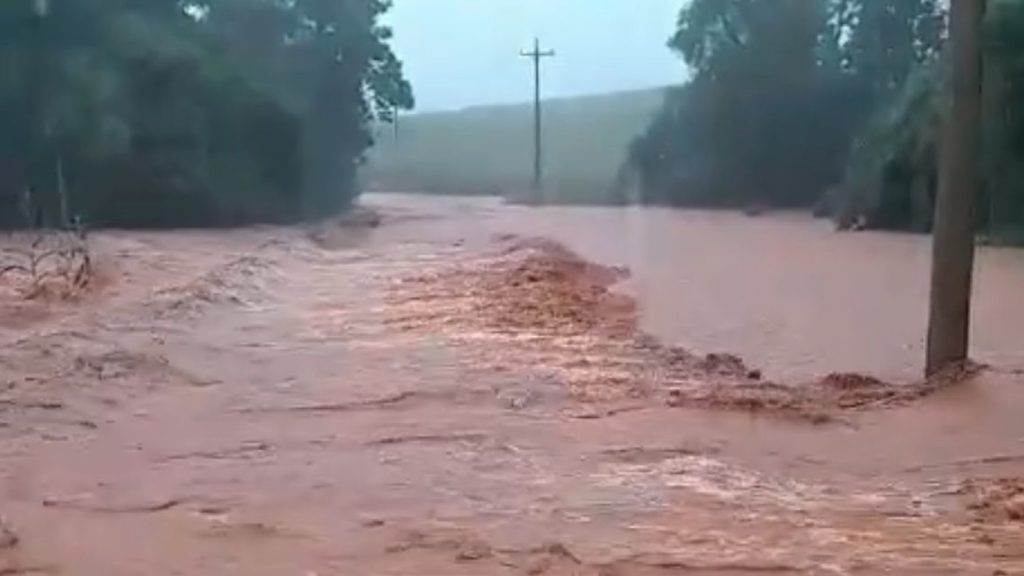 Chuva extrema causa estragos e barragem transborda no Norte gaúcho