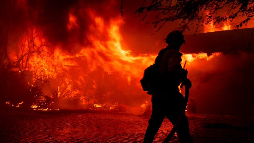 Enorme incêndio florestal avança perto de Los Angeles; veja as imagens