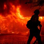Enorme incêndio florestal avança perto de Los Angeles; veja as imagens