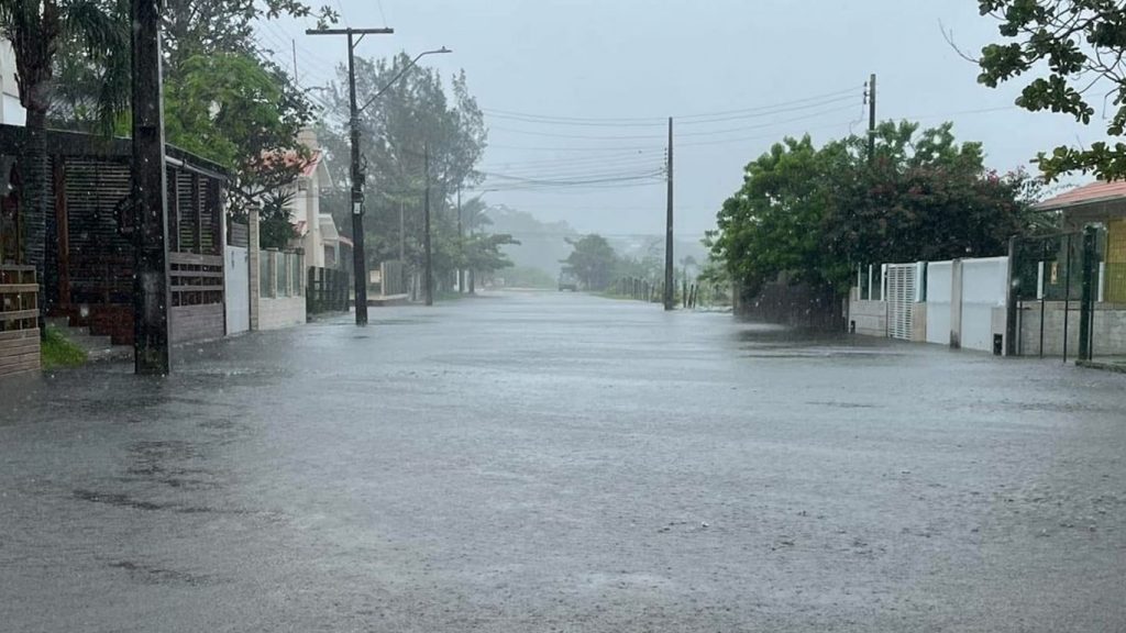 Chuva orográfica traz volumes de até 200 mm e alagamentos