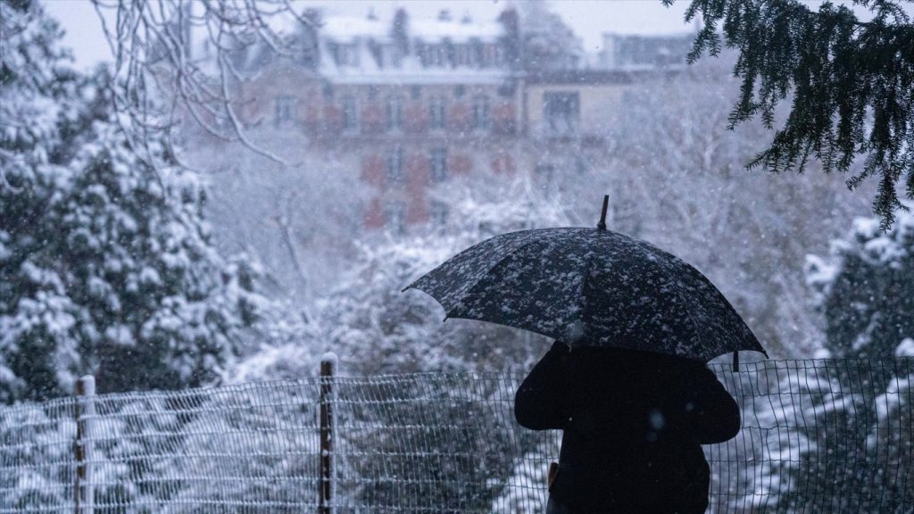 Fotos: tempestade de neve incomum em novembro deixa Paris branca