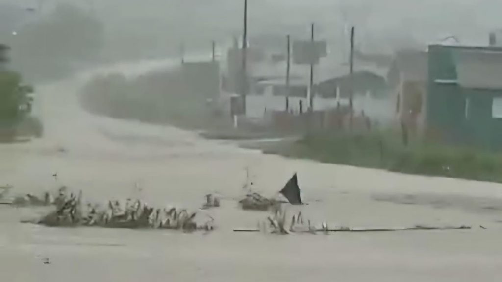 Chuva faz rio transbordar e água invade casas no interior gaúcho