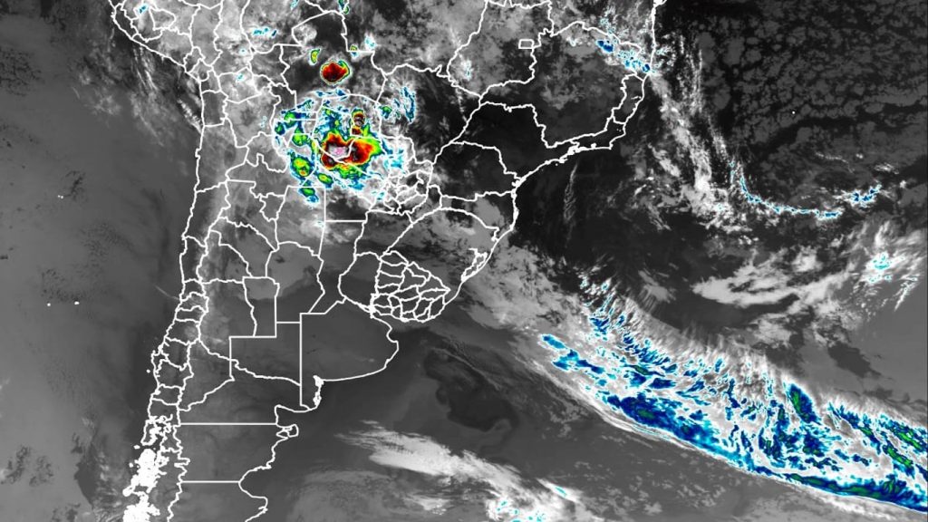 Frente fria traz chuva sob abafamento nesta segunda-feira