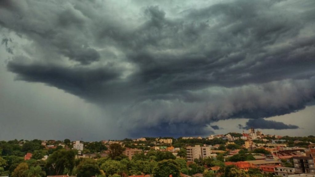 Calorão e intenso abafamento agravam risco de temporais isolados